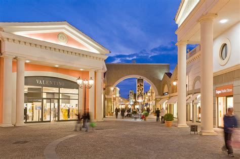 Luxury outlet for designer fashion .